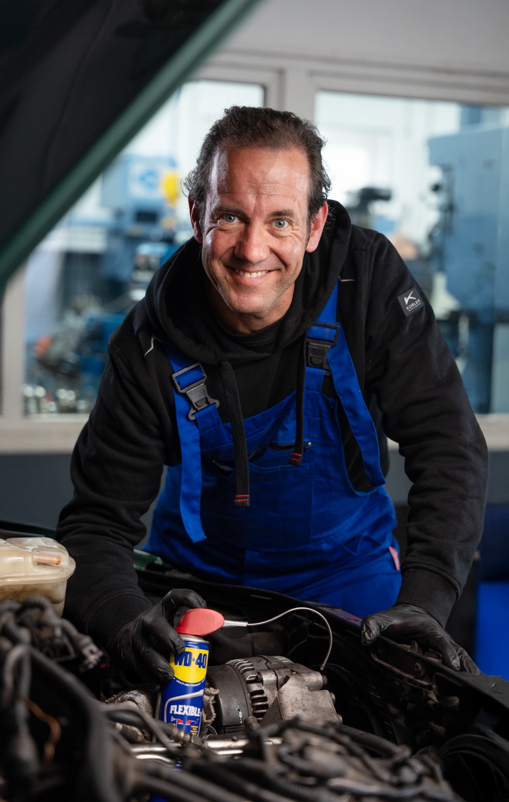 Mechaniker mit WD-40 am Motor