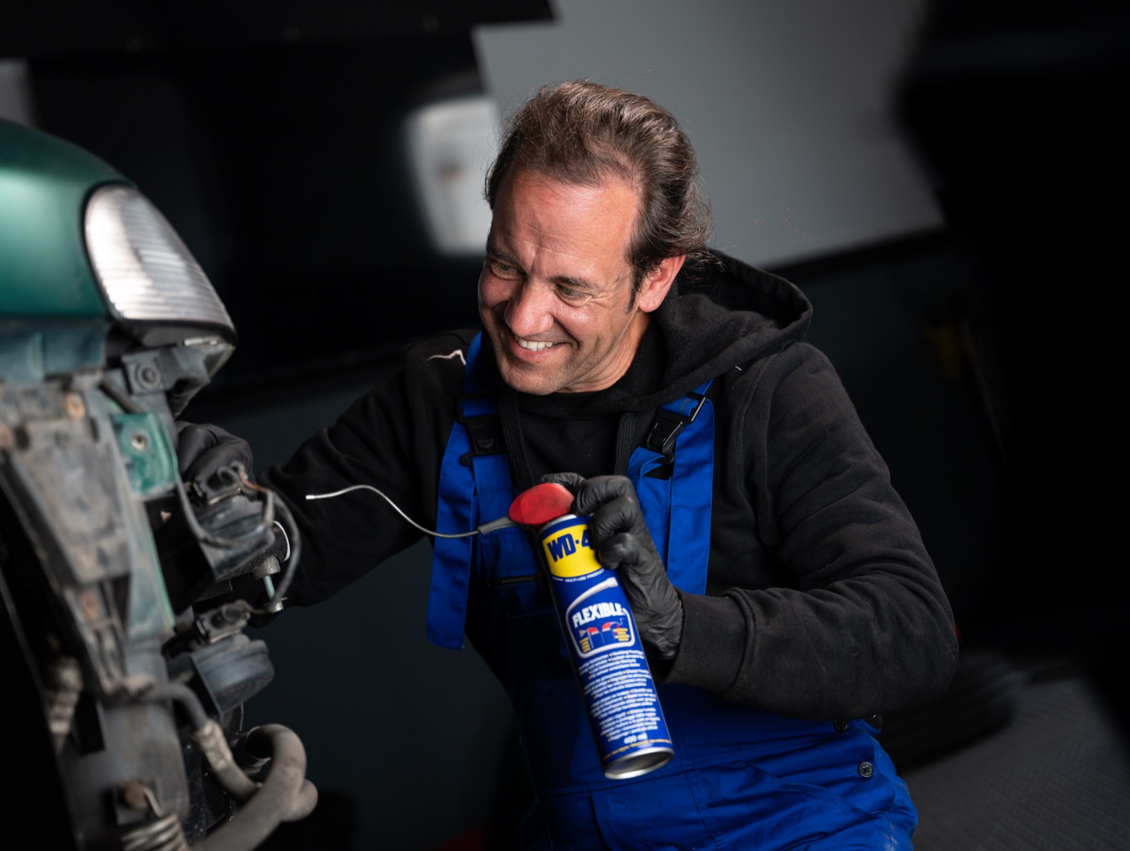 WD-40 Anwendung am Fahrzeug